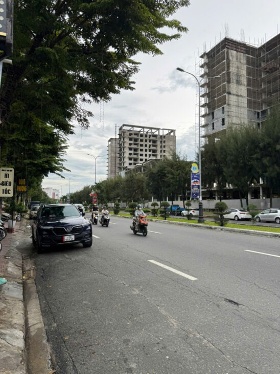 + Biển Nguyễn Tất Thành, ngay trung tâm bãi tắm thanh khê, đối diện khu phức hợp của vũ nhôm, đất