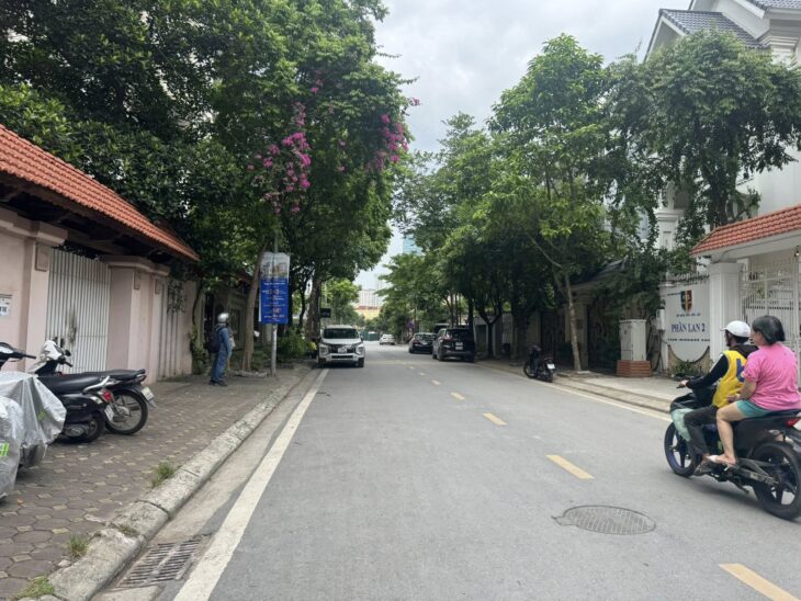 Cho thuê biệt thự Thành phố giao lưu, 200m2, 4 tầng, làm văn phòng, nhà ở.