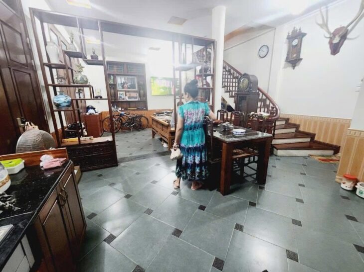 Siêu Hiếm-Nhà Lô Góc Phố Trung Kính 53/60m x 4 Tầng, MT 5.7m 18.9 Tỷ, Ô tô đỗ cửa