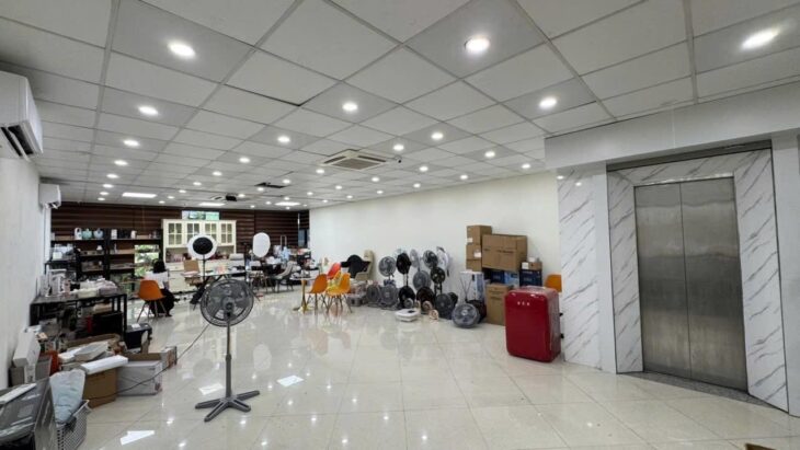 Bán nhà mặt phố Lạc Long Quân – vỉa hè đá bóng kinh doanh- thang máy hiện đại 150m 7tầng 62.5 tỷ