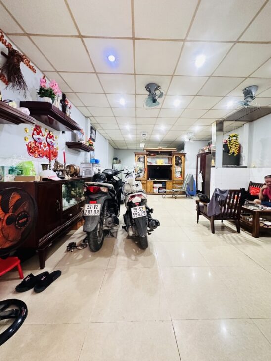 BÁN NHÀ GẦN CHỢ XÓM MỚI – NGANG 5.2M SỔ VUÔNG ĐẸP – 3 TẦNG ĐÚC BÊ TÔNG CỐT THÉP CHẮC CHẮN – HẺM BA