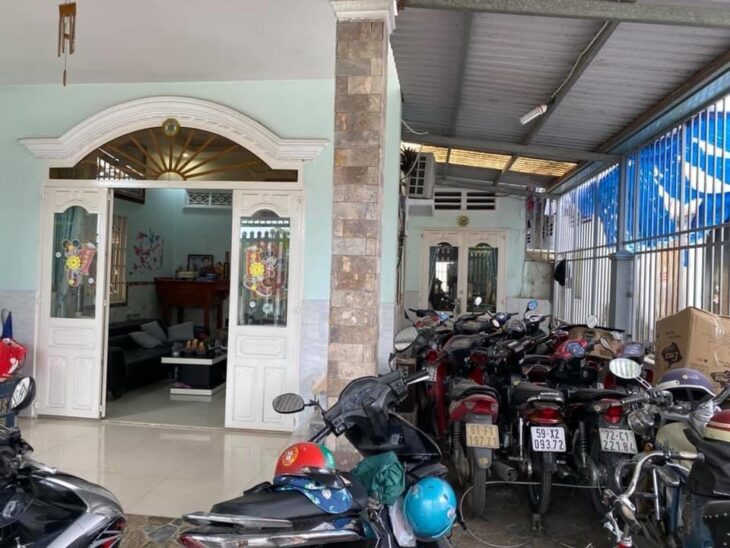 ĐỐI DIỆN CỔNG KHU CHẾ XUẤT LINH TRUNG 2 – BA BƯỚC RA MẶT TIỀN – XE BEN NGỦ TRONG NHÀ – NGANG 7M –