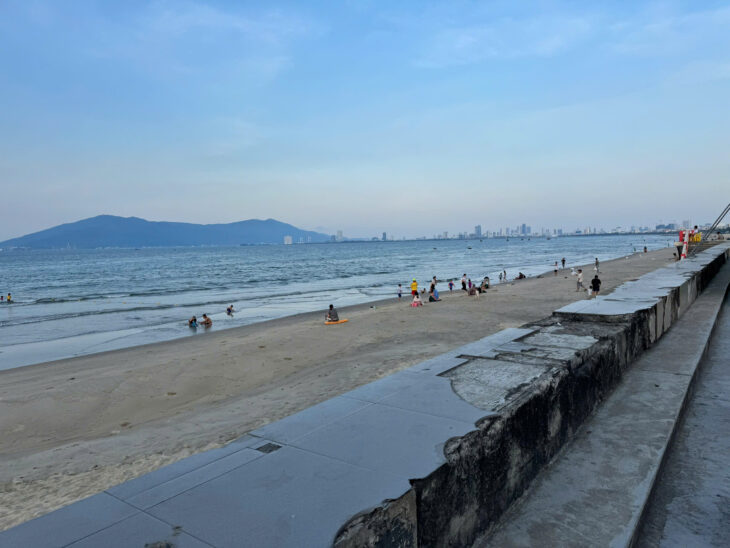 + Biển Nguyễn Tất Thành, ngay trung tâm bãi tắm thanh khê, đối diện khu phức hợp của vũ nhôm, đất