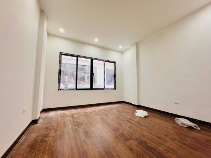 BÁN NHÀ NGUYỄN ĐÌNH HOÀN – ĐẲNG CẤP DÂN XÂY – MỘT NHÀ RA PHỐ – PHÂN LÔ GARA Ô TÔ – THÁNG MÁY – KINH