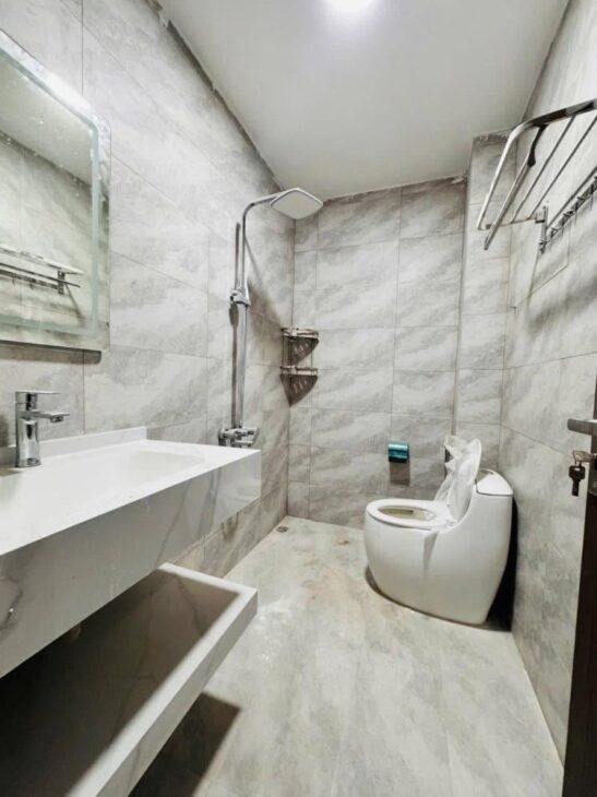 BÁN NHÀ NGUYỄN ĐÌNH HOÀN – ĐẲNG CẤP DÂN XÂY – MỘT NHÀ RA PHỐ – PHÂN LÔ GARA Ô TÔ – THÁNG MÁY – KINH