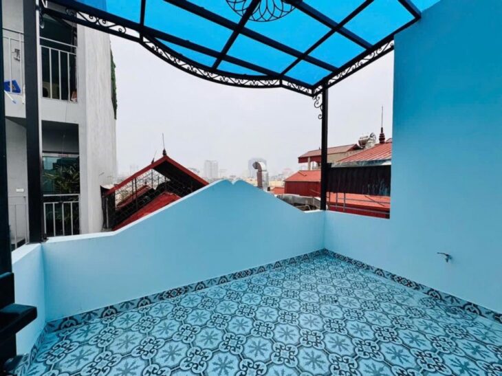 BÁN NHÀ NGUYỄN ĐÌNH HOÀN – ĐẲNG CẤP DÂN XÂY – MỘT NHÀ RA PHỐ – PHÂN LÔ GARA Ô TÔ – THÁNG MÁY – KINH