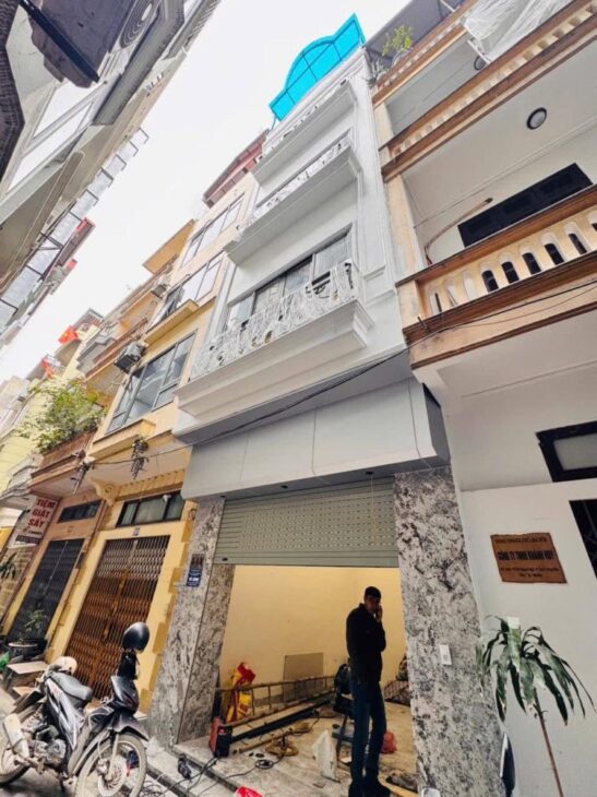 BÁN NHÀ NGUYỄN ĐÌNH HOÀN – ĐẲNG CẤP DÂN XÂY – MỘT NHÀ RA PHỐ – PHÂN LÔ GARA Ô TÔ – THÁNG MÁY – KINH