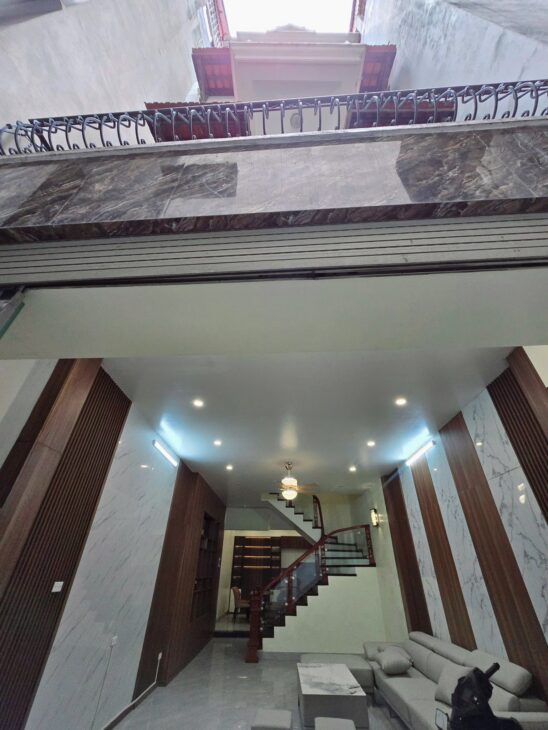 TRUNG TÂM CẦU GIẤY -72M2 -DÂN XÂY CHẮC CHẮN ĐẸP -VÀI BƯỚC RA PHỐ -FULL NỘI THẤT -SẴN Ở