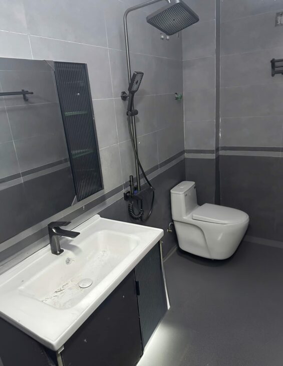 Tôi cho thuê nhà hai mặt tiền,mới, Lạc Long Quân, 99m2x 5T vỉa hè 30 Tr