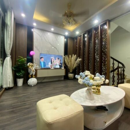 NHÀ ĐẸP Ở XUÂN THỦY -PHÂN LÔ – Ô TÔ – LÔ GÓC 2 MẶT NGÕ – 2 THOÁNG – VEW ĐH BÁO CHÍ TUYÊN TRUYỀN –