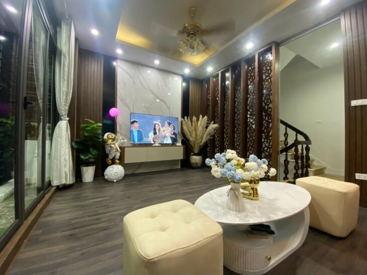 NHÀ ĐẸP Ở XUÂN THỦY -PHÂN LÔ – Ô TÔ – LÔ GÓC 2 MẶT NGÕ – 2 THOÁNG – VEW ĐH BÁO CHÍ TUYÊN TRUYỀN –