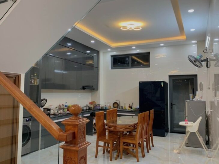 Bán nhà mặt phố Q.9, 105m2, 4 tầng, 6PN, 6 WC, sổ hồng. Giá chỉ 7.5 tỷ