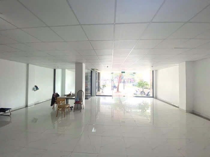 BÁN TÒA NHÀ MẶT PHỐ HOÀNG CẦU – 236M² x 9T – MT 10.5M – DÒNG TIỀN 3.6 TỶ/NĂM – GIÁ 118 TỶ