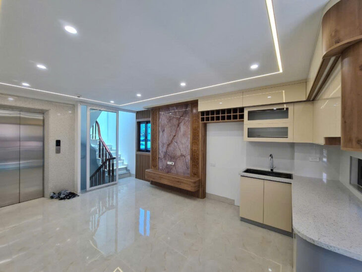 NHÀ MỚI NGUYỄN TRÃI THANG MÁY Diện Tích 38m2 8 tầng mặt tiền 4.3m Giá 13.5 tỷ