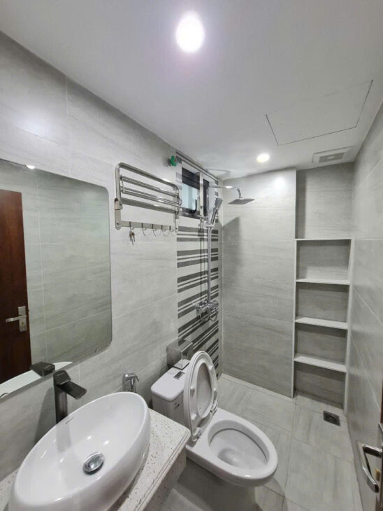 NHÀ MỚI NGUYỄN TRÃI THANG MÁY Diện Tích 38m2 8 tầng mặt tiền 4.3m Giá 13.5 tỷ