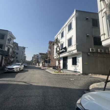 Gia đình tôi cần bán gấp nhà ngõ 201 Phúc Lợi, lô góc, 30m, mặt tiền rộng, 10m ra oto tránh, 4,95 tỷ