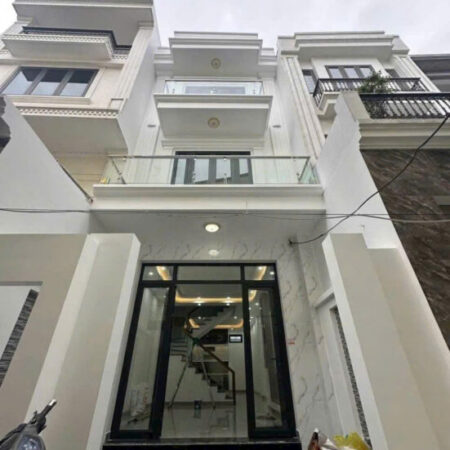 Bán nhà Khúc Thừa Dụ, 62m 3 tầng mới tinh, sân cổng riêng, giá 3.75 tỉ