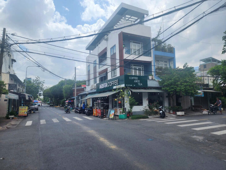 Bán nhà MT Đường Nguyên Văn Tố Ph Tân Thành. Dt 4.05x19m Nhà c4 + ghác lủng. Vị trí ok Giá 10,2 tỷ