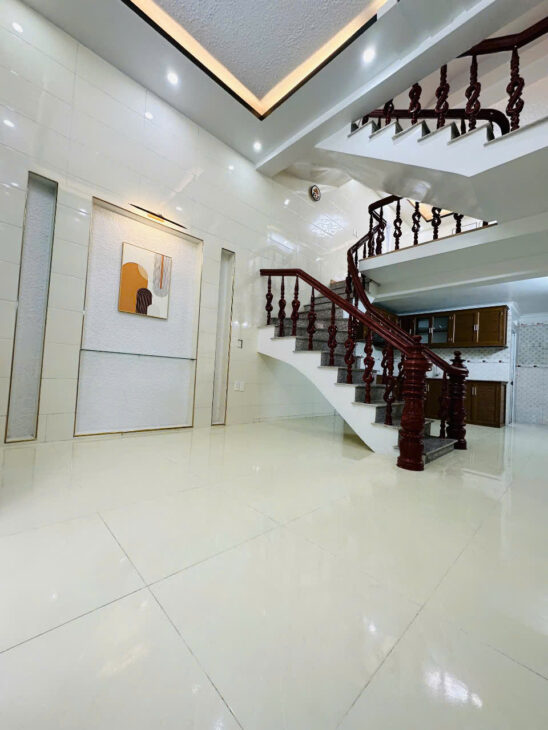 Nhà mặt ngõ thẳng tắp 630 Thiên Lôi, 35m 3 tầng, lô góc, Giá 2.65 tỉ