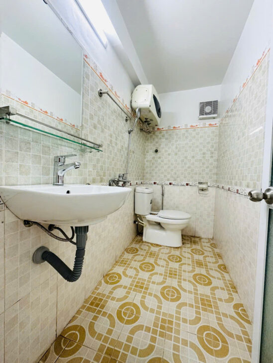Nhà mặt ngõ thẳng tắp 630 Thiên Lôi, 35m 3 tầng, lô góc, Giá 2.65 tỉ