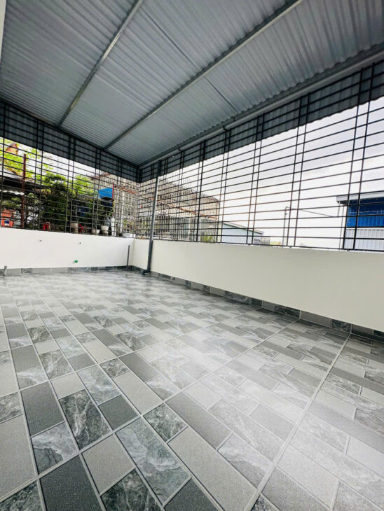 Bán nhà xây mới 50m 4 tầng Thiên Lôi gần AEON giá 3.35 tỉ ngõ cực nông