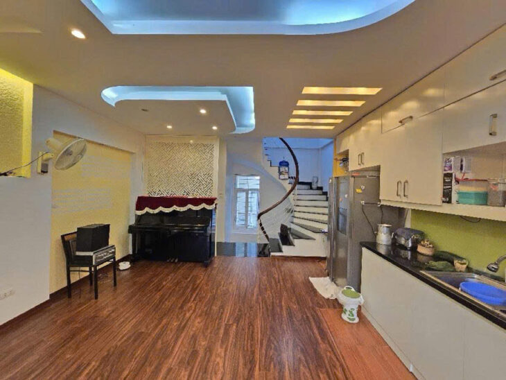 SIÊU PHẨM – GẦN Ô TÔ – NHÀ KHUNG CỘT BÊ TÔNG CHẮC CHẮN – CẢI TẠO LÊN TẦNG – LẮP THÊM THANG MÁY