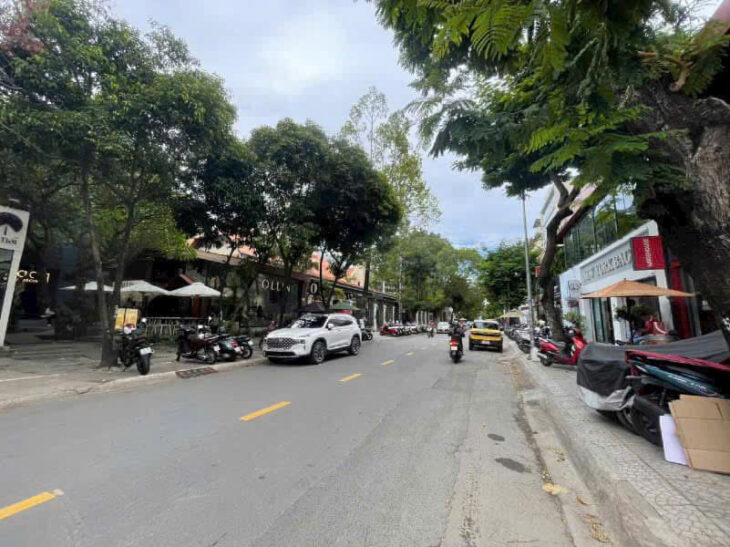 Bán khuôn đất rất đẹp xây cao tầng Mặt Tiền Đường Quốc Hương, P. Thảo Điền, TP Thủ Đức.