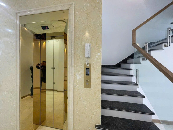 Nhà mặt đường Khúc Thừa Dụ, 72m 4 tầng, Thang Máy, đẹp như mới, Giá 8.4 tỉ
