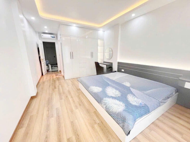 Nhà mặt đường Khúc Thừa Dụ, 72m 4 tầng, Thang Máy, đẹp như mới, Giá 8.4 tỉ