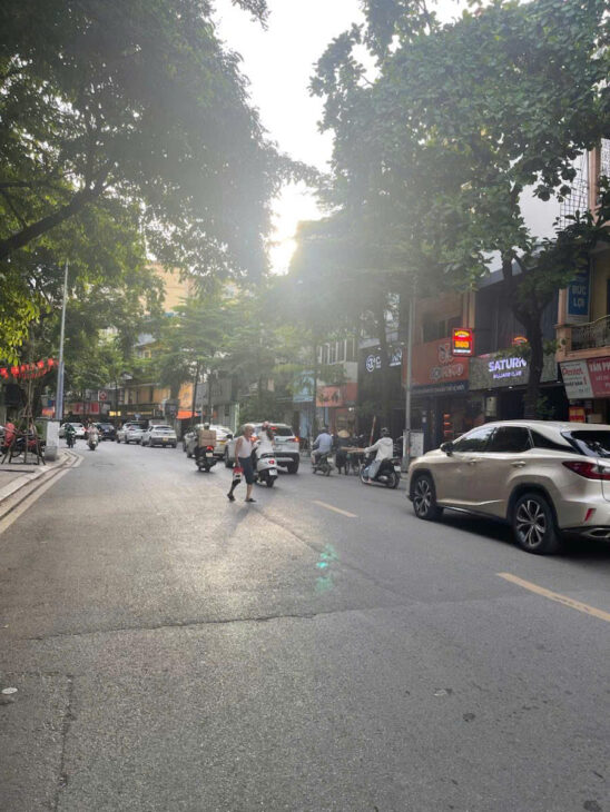 Mặt phố Khâm Thiên,vỉa hè 6m,kinh doanh cực đỉnh,vị trí vàng lõi Đống Đa,cách ngã 6 Ô Chợ Dừa 200m