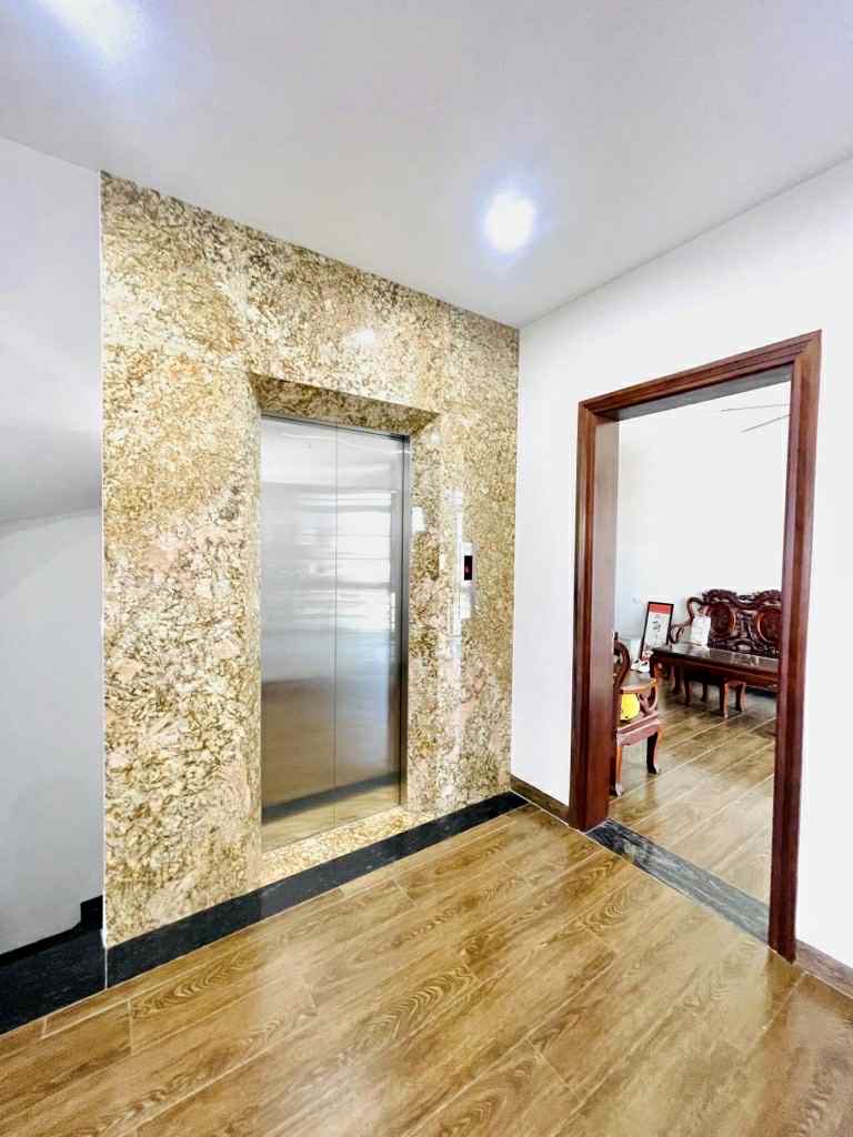 bán nhà lô góc mặt phố Long Biên, 100m x 7 tầng, mặt tiền 5.8m, view hồ, ôtô tránh, kinh doanh