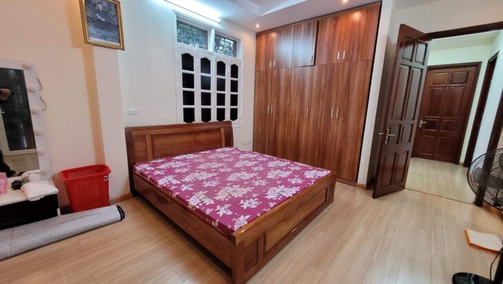 Bán nhà dân xây Khương Hạ- cách ô tô 20m- Nhà cao cửa rộng- Gỗ Lim- 40m2