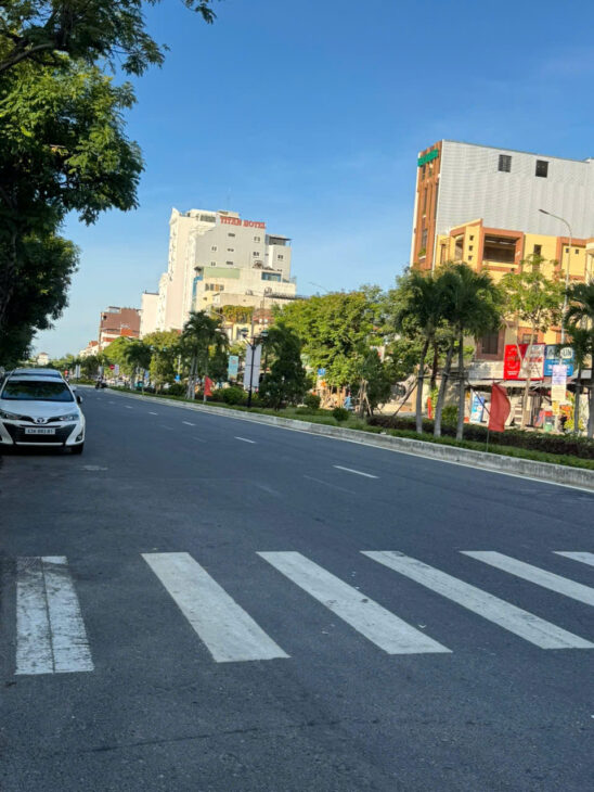 – Đất nam hoà xuân chính chủ, kề lô góc giao nhau hai đường 10,5m lề 5m, thông sang đảo kim cương