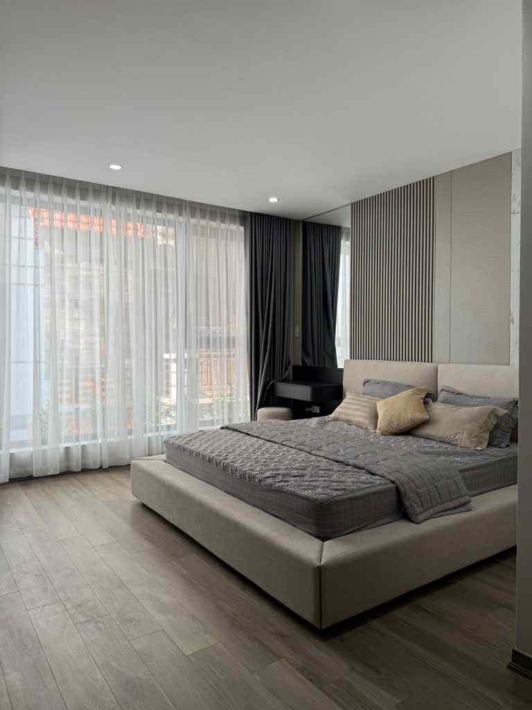 Siêu phẩm Long Biên, 45m x 7 tầng, thang máy, gara 7 chỗ, full nội thất