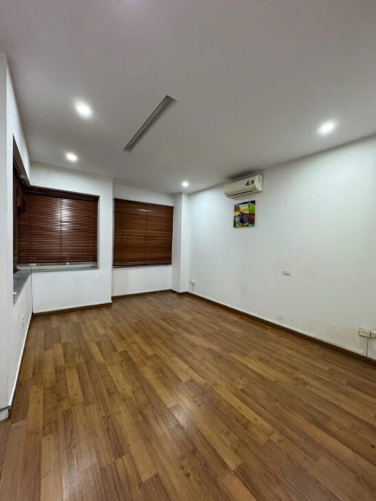 VỊ TRÍ HIẾM-Mặt ngõ Ô tô Phố Linh Lang 79m/5Tầng/ MT 4.4m 31.8 Tỷ, Cách Phố 10m