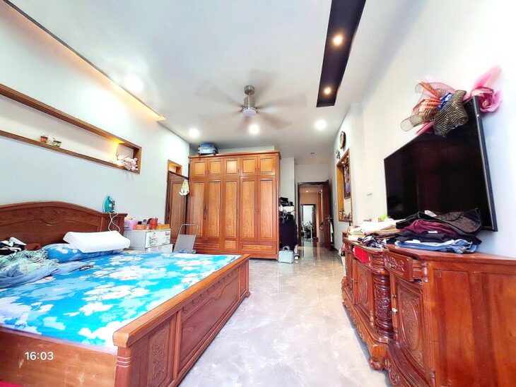 Nhỉnh 7 Tỷ TL! 79M² – 4 Tầng/4pn, HẺM XE TẢI – Ô TÔ NGỦ TRONG NHÀ – Ngay CV Làng Hoa!