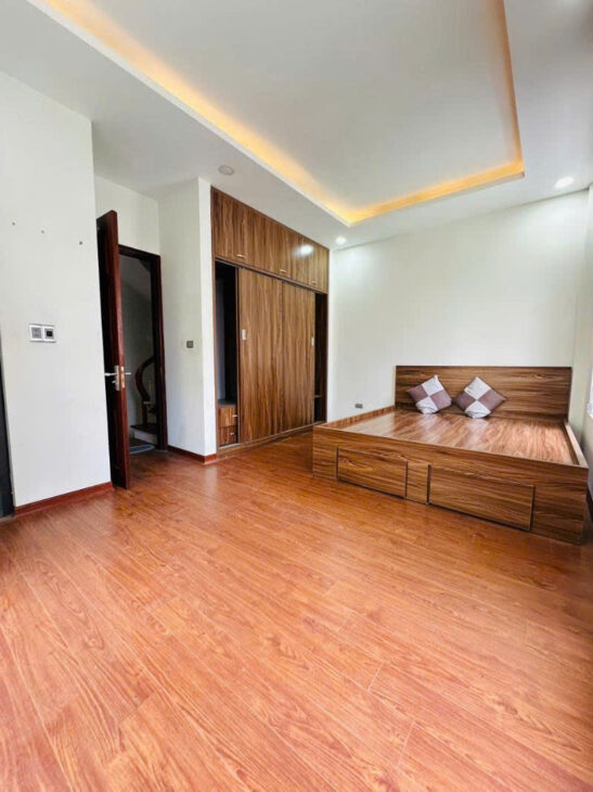 Bán nhà Nguyễn Sơn- lô góc oto dỗ cửa -full nội thất mặt tiền rộng nhỉnh 8 tỷ(thương lượng)