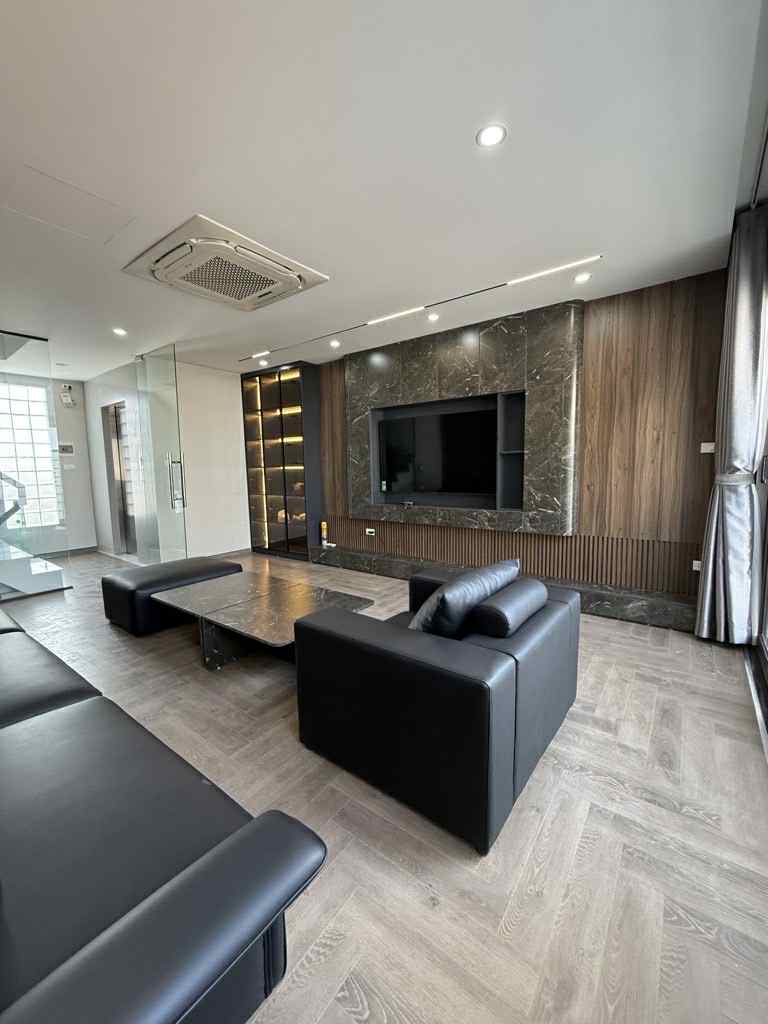 Siêu phẩm Long Biên, 45m x 7 tầng, thang máy, gara 7 chỗ, full nội thất