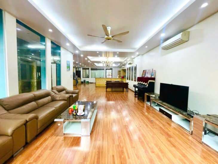 BÁN BIỆT THỰ HOA BẰNG, CẦU GIẤY – 245M – MT 9.5M – THANG MÁY – Ô TÔ TRÁNH – KINH DOANH