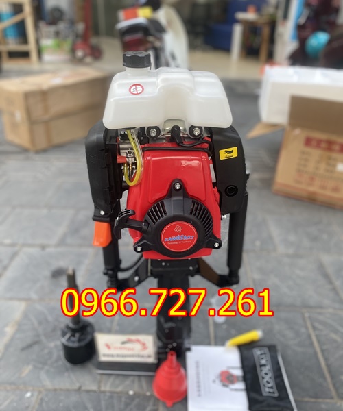 Máy đóng cọc cầm tay 4 thì Kawasaki KW680 – Chạy xăng, mạnh mẽ, dễ thao tác
