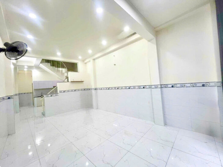 Bán nhà Q10, thông CMT8, oto trong nhà, 44M2, cao 2 tầng 2 phòng: Nhỉnh 6 Tỷ.