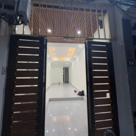 Nhà Lạc Long Quân, 6 tầng thang máy, diện tích 43m, mặt. tiền 3m thoáng đẹp.