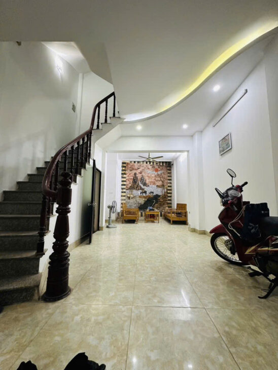 Nhà Tây Hồ hót quá nhỉnh 8 tỷ có ngay nhà 5 tầng, 2 phút ngồi bờ Hồ Tây hóng gió, ngắm mặt hồ!