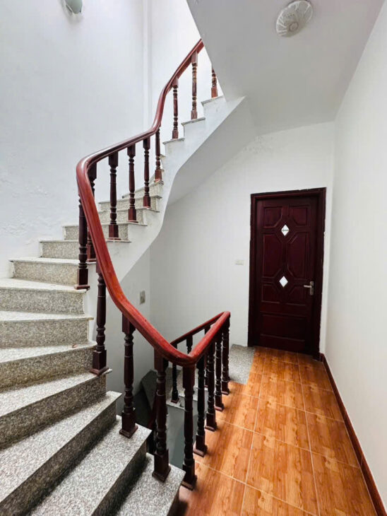 Nhà Tây Hồ hót quá nhỉnh 8 tỷ có ngay nhà 5 tầng, 2 phút ngồi bờ Hồ Tây hóng gió, ngắm mặt hồ!