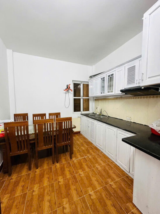 Nhà Tây Hồ hót quá nhỉnh 8 tỷ có ngay nhà 5 tầng, 2 phút ngồi bờ Hồ Tây hóng gió, ngắm mặt hồ!