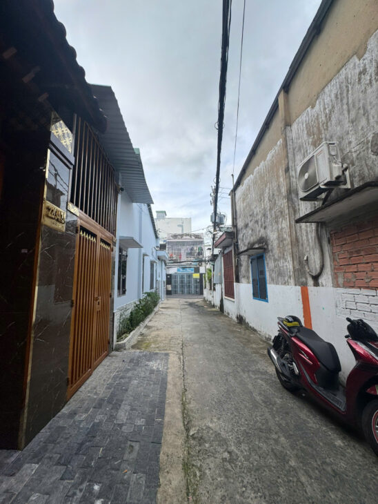 Phường 8, Gò Vấp, Nhà 2 tầng 36m2 BTCT, hẻm xe hơi, gần công viên Làng Hoa, 3.65 tỷ TL