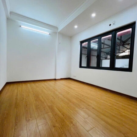 SIÊU PHẨM – GẦN Ô TÔ – NHÀ KHUNG CỘT BÊ TÔNG CHẮC CHẮN – CẢI TẠO LÊN TẦNG – LẮP THÊM THANG MÁY