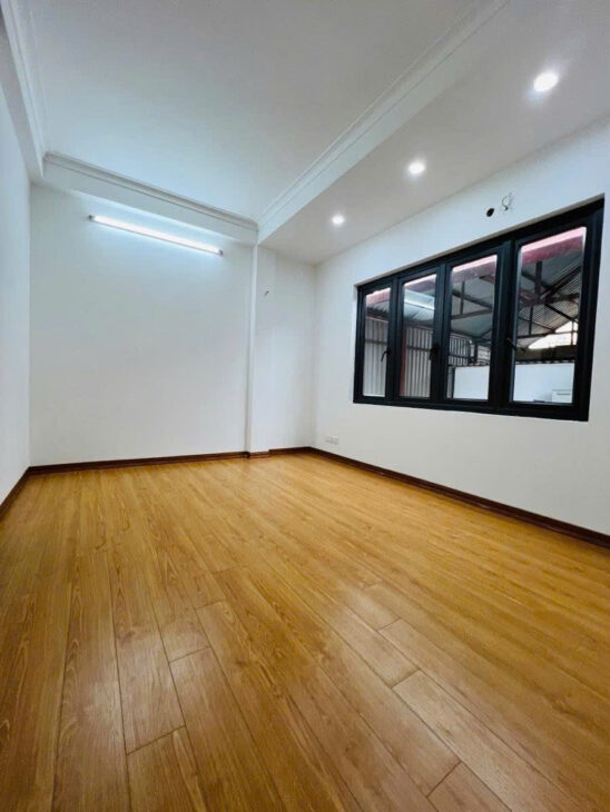 SIÊU PHẨM – GẦN Ô TÔ – NHÀ KHUNG CỘT BÊ TÔNG CHẮC CHẮN – CẢI TẠO LÊN TẦNG – LẮP THÊM THANG MÁY