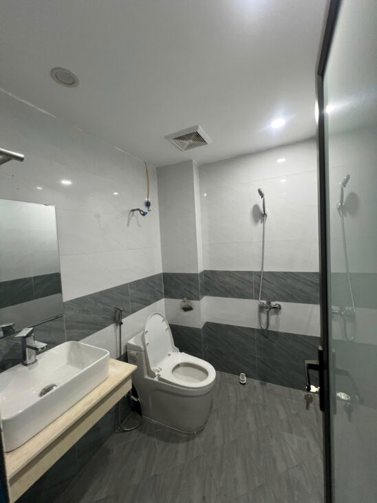CHÍNH CHỦ CẦN BÁN NHÀ 5 TẦNG – TẶNG FULL NỘI THẤT vị trí tại quận Long Biên, Hà Nội