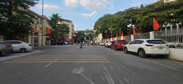 TÂY HỒ, ĐẤT MẶT PHỐ , Vỉa Hè , Kinh Doanh, DT ~ 183 m2, MT ~ 10m , 3xxtr/m2 , LH : 0978818618.